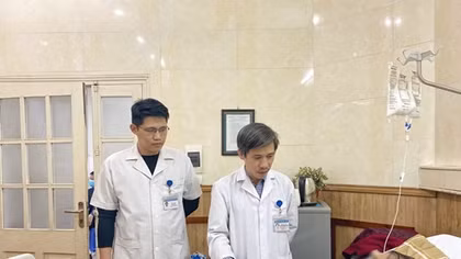 Thay cùng lúc khớp vai, khớp háng cho bệnh nhân 83 tuổi bị ung thư phổi