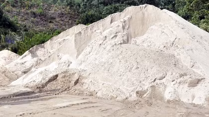 Bị khởi tố vì lập điểm khai thác và tập kết cát trái phép 