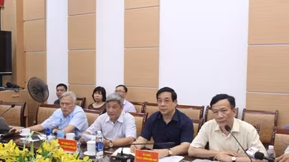 Nam phi công người Anh đã ngồi dậy được