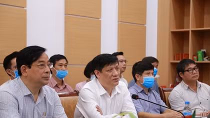 Tiếp tục cử chuyên gia đầu ngành vào miền Trung điều trị bệnh nhân COVID-19 nặng