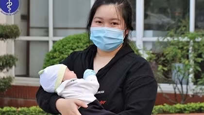 Bé sơ sinh 24 ngày tuổi khỏi bệnh COVID-19