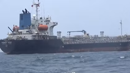 Bắt quả tang tàu nước ngoài sang mạn xăng trái phép trên biển