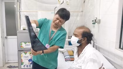 Cứu nhiều người bệnh ngoại quốc “mắc kẹt” ở Việt Nam vì COVID-19