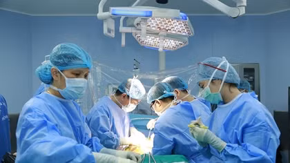 Ca ghép gan cấp cứu từ người cho sống giúp bệnh nhân 40 tuổi thoát chết