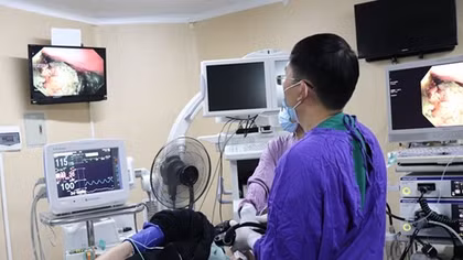 Ăn hồng ngâm khi đang uống thuốc Đông y, cụ ông nhập viện 