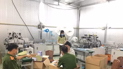 Phát hiện hộ gia đình tự sản xuất khẩu trang y tế đem bán 