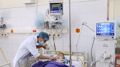 Cứu sống bé trai 4 tuổi bị đứt phế quản do cây gỗ lớn đè vào người