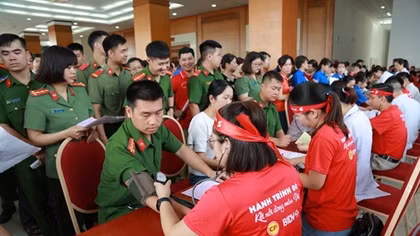 Hàng trăm CBCS Công an hiến máu trong ngày hội "Giọt hồng miền non nước"