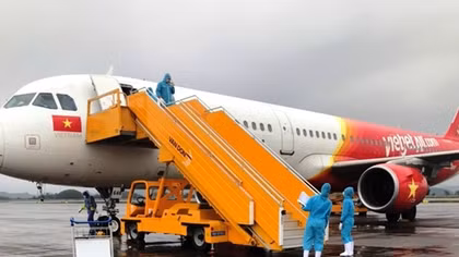 Giám sát sức khỏe hành khách cùng chuyến bay với bệnh nhân thứ 18 nhiễm COVID-19 