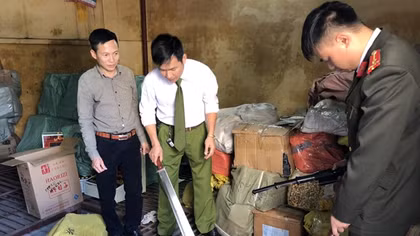Thu số lượng lớn công cụ hỗ trợ và vũ khí thô sơ tại chợ TOGI Móng Cái