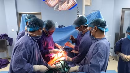 Thay khớp háng cho cụ ông 93 tuổi