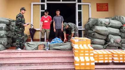 Dùng đò sắt và ô tô "mang" gần 1,8 tấn thực phẩm lậu về Việt Nam tiêu thụ