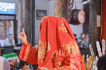 Cứa cổ anh rể cũ khi đang hầu đồng vì mâu thuẫn cũ