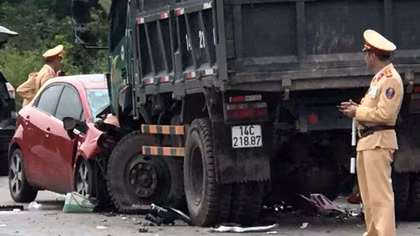  2 xe ô tô “đấu đầu”, 3 người bị thương 