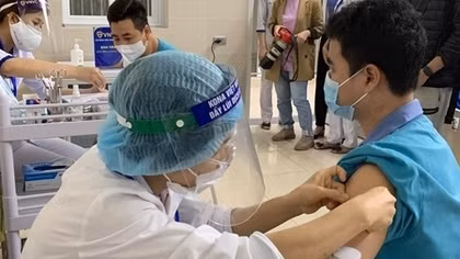 Điều tra nguyên nhân 12 ca phản ứng nặng sau tiêm vaccine AstraZeneca