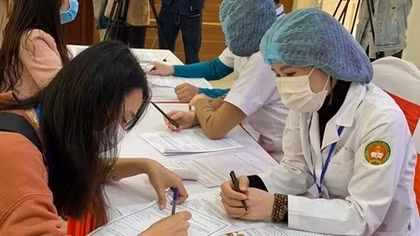 Tình nguyện viên trước giờ đăng ký thử nghiệm vaccine COVID-19