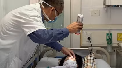 Cô gái bị mù mắt vì tiêm filler nâng mũi 