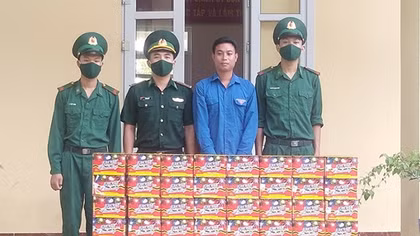 Mang theo súng kíp vận chuyển 183 kg pháo nổ