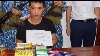 Bắt đối tượng vận chuyển 2 bánh heroin, 2,543kg ma túy tổng hợp