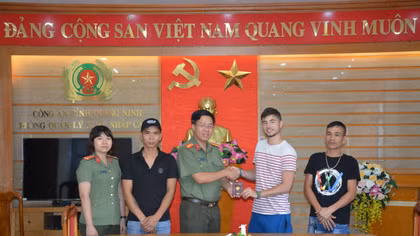 Trả hộ chiếu cho du khách Pháp để rơi trên taxi