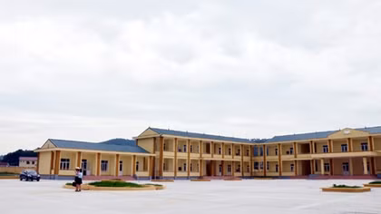 Nghịch bình xịt hơi cay, bé trai khiến 9 bạn học nhập viện