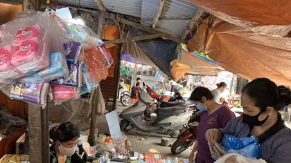 Người dân tuân thủ các quy định, cùng Chính phủ đánh thắng "trận chiến COVID-19"