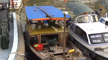 Xử lý nghiêm phương tiện đeo bám bán hàng rong trên vịnh Hạ Long