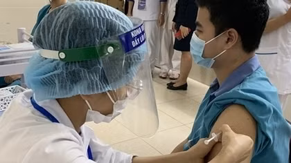 Ai nên trì hoãn và thận trọng tiêm chủng vaccine COVID-19?