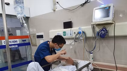 Một người đàn ông hôn mê sốc trong cái nắng 40 độ