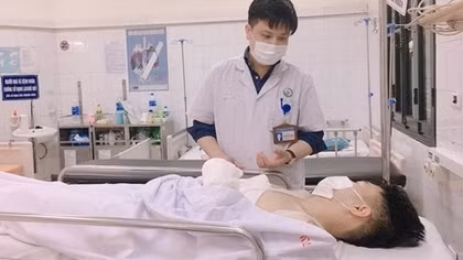  Máy dập công nghiệp bị lỗi, nam công nhân mất 4 ngón tay