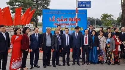 Hà Nội gắn biển tuyến phố Phạm Khắc Quảng