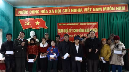 Quà Tết tặng đồng bào nghèo nơi địa đầu Tổ quốc
