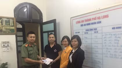 Trao trả hộ chiếu bị rơi cho công dân Trung Quốc