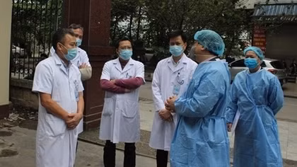 Bé gái 3 tuổi cùng 2 người nhập cảnh mắc COVID-19