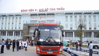 Chuyến xe miễn phí đưa hơn 300 bệnh nhân ung thư về quê ăn Tết