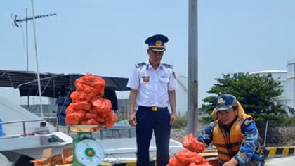 Dùng thuyền nan chở 55 kg pháo Trung Quốc 