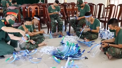 Sản xuất trên 5.000 tấm kính chắn giọt bắn tặng 2 tỉnh Salavan và Sê Kông