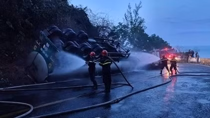Xe đầu kéo bốc cháy dữ dội trên đèo Hải Vân