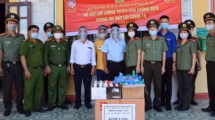 Tặng hơn 15 ngàn khẩu trang và nước sát khuẩn cho các điểm bầu cử