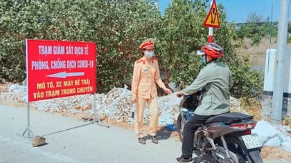 Những “bông hồng thép” ở tuyến đầu chống dịch