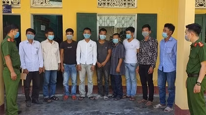 Cán bộ quản lý rừng chỉ điểm cho lâm tặc phá rừng