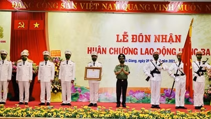 Công an tỉnh Bắc Giang đón nhận Huân chương Lao động hạng Ba
