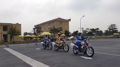 Các tay lái trong lực lượng CSGT tranh tài tại Hội thi lái xe giỏi