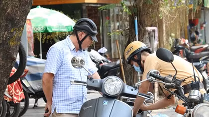 CSGT Hà Nội tuần lưu xử lý vi phạm nồng độ cồn trong phố cổ