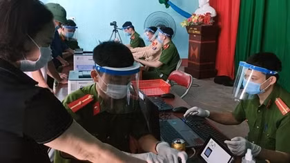 Làm tấm chắn giọt bắn tặng CBCS chống dịch