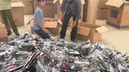Gần 1.000 súng nhựa trên xe ô tô bị CSGT Thanh Hoá phát hiện
