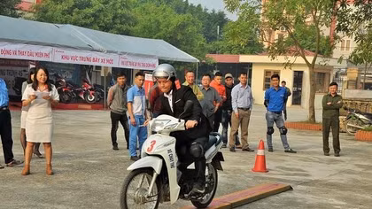 Thi điều khiển mô tô thăng bằng trên ván hẹp để tuyên truyền ATGT