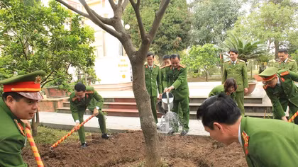 Ra quân Tháng Thanh niên và giúp đỡ các cháu học sinh đến trường