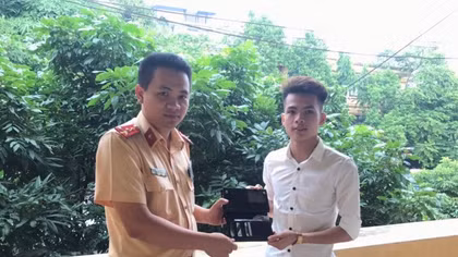 CSGT Bắc Ninh nhặt được ví tiền của người dân làm rơi