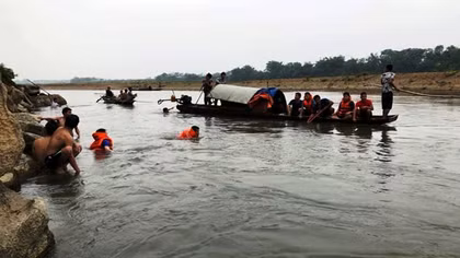 Đi tắm sông, 4 học sinh bị nước cuốn trôi